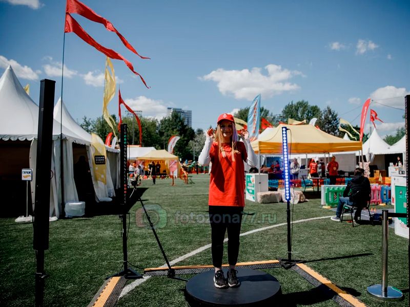 Селфи спиннер 360 на открытом воздухе